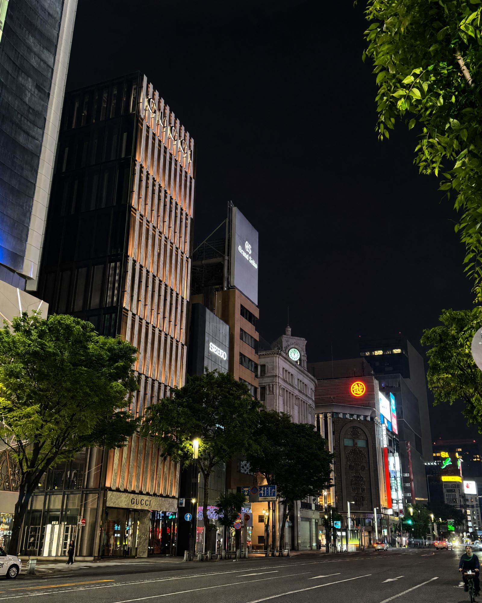 日本東京銀座夜間的街道，兩旁是高級購物店舖，包括 Gucci 專門店。