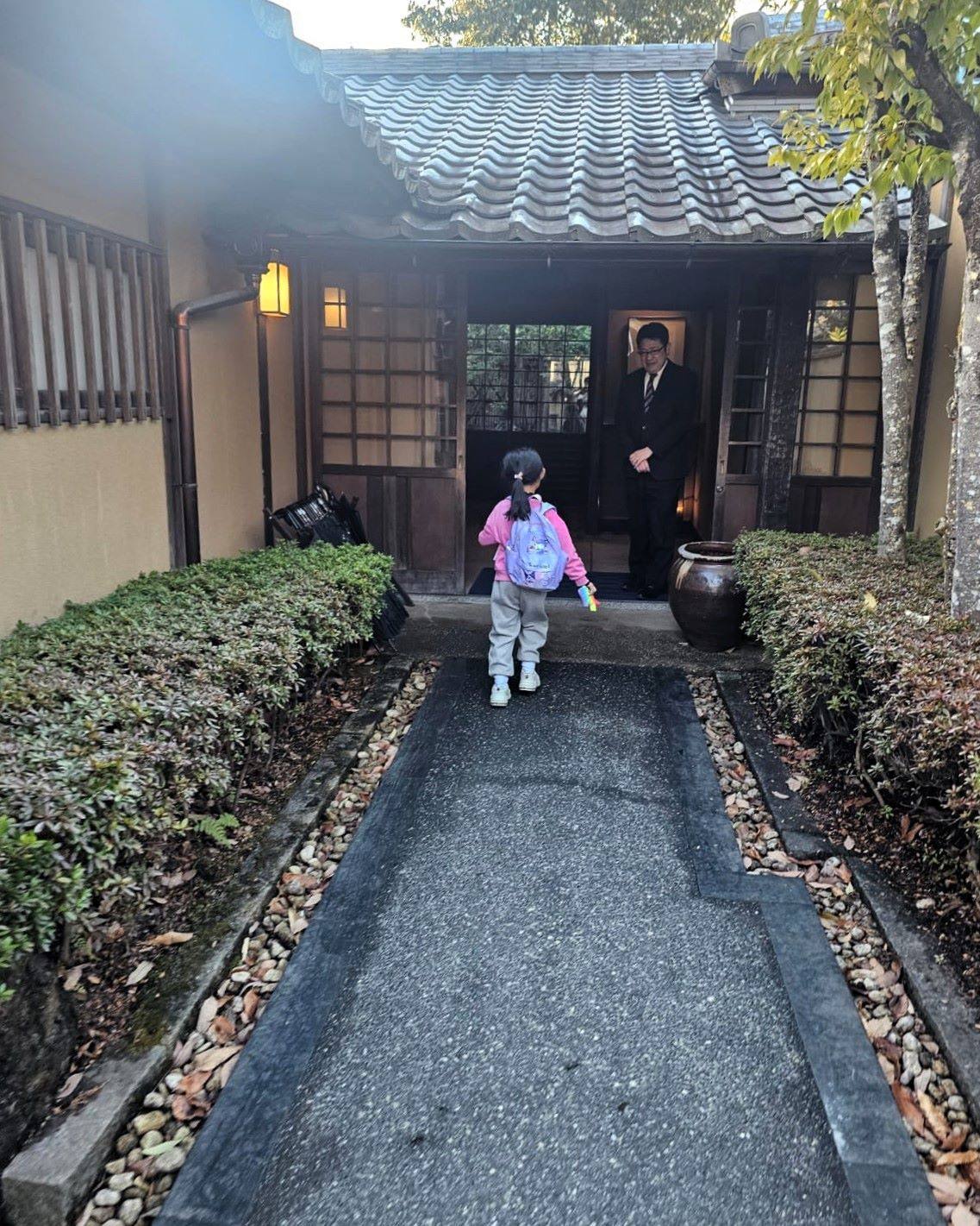 在日本由布院田乃倉溫泉旅館,一名小童抵達時在傳統入口獲職員迎接。