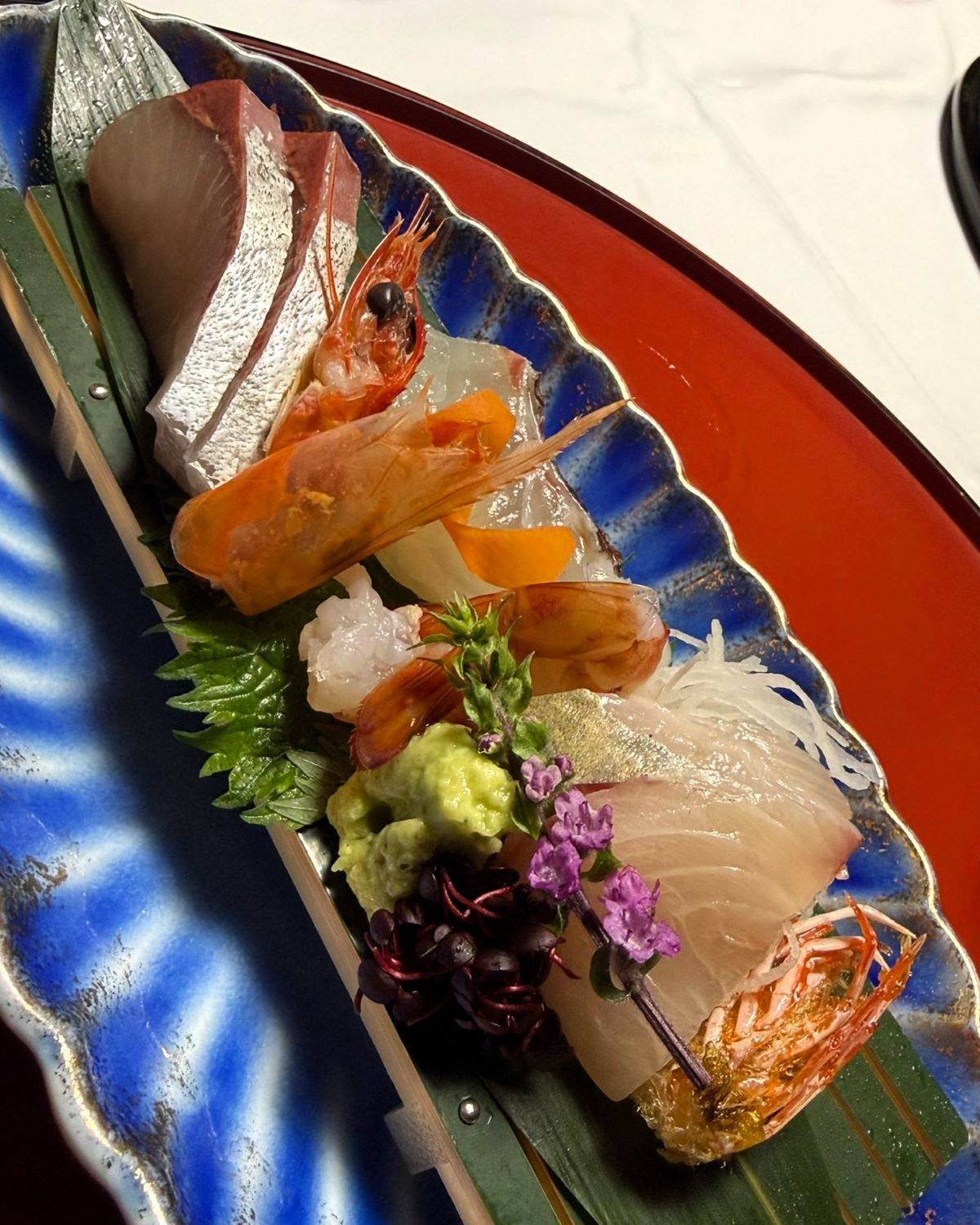 日本由布院田乃倉旅館傳統懷石料理晚餐中的新鮮刺身拼盤。