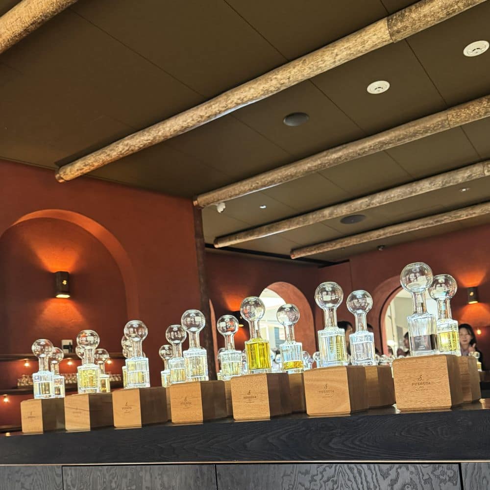 日本東京 GINZA SIX 內 FUEGUIA 1833 香氛店，木製展示座上擺放高級香水瓶。