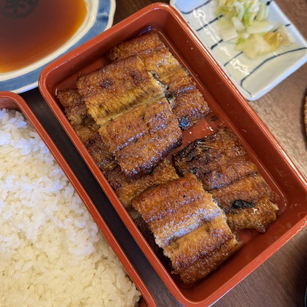 日本福岡吉塚鰻屋的傳統蒲燒鰻魚定食,配白飯。