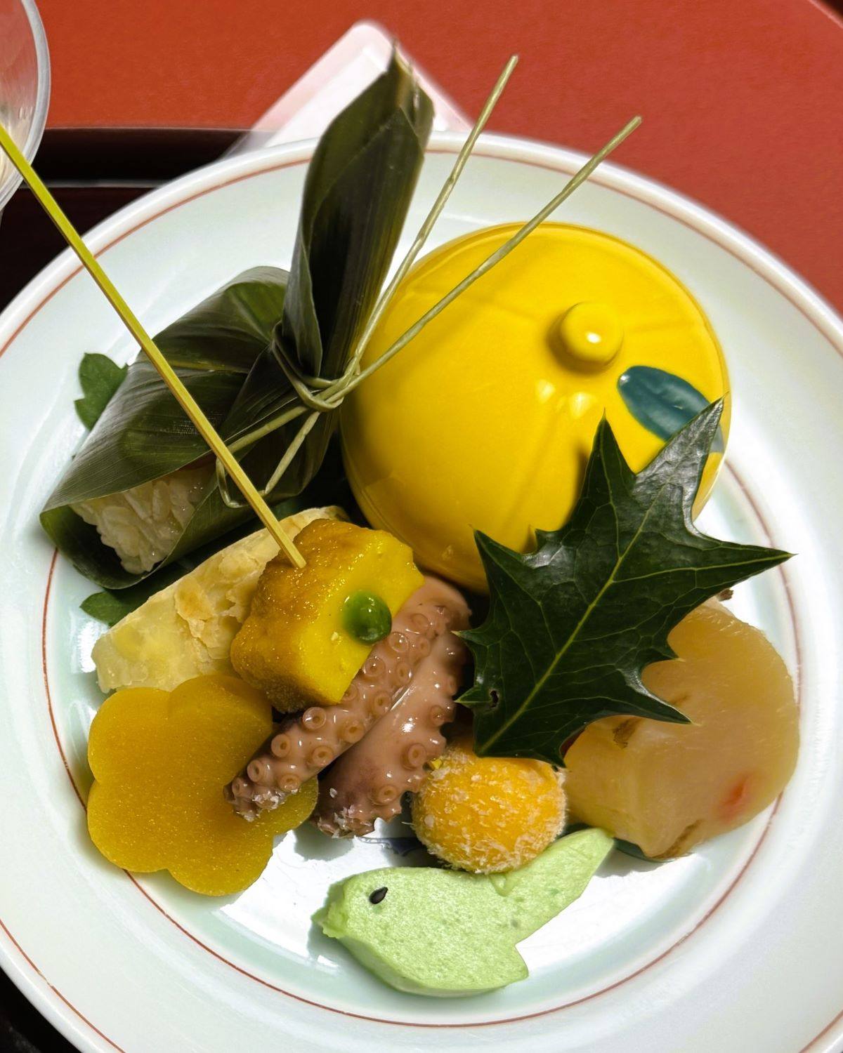 日本由布院田乃倉旅館供應的傳統懷石料理晚餐前菜拼盤。