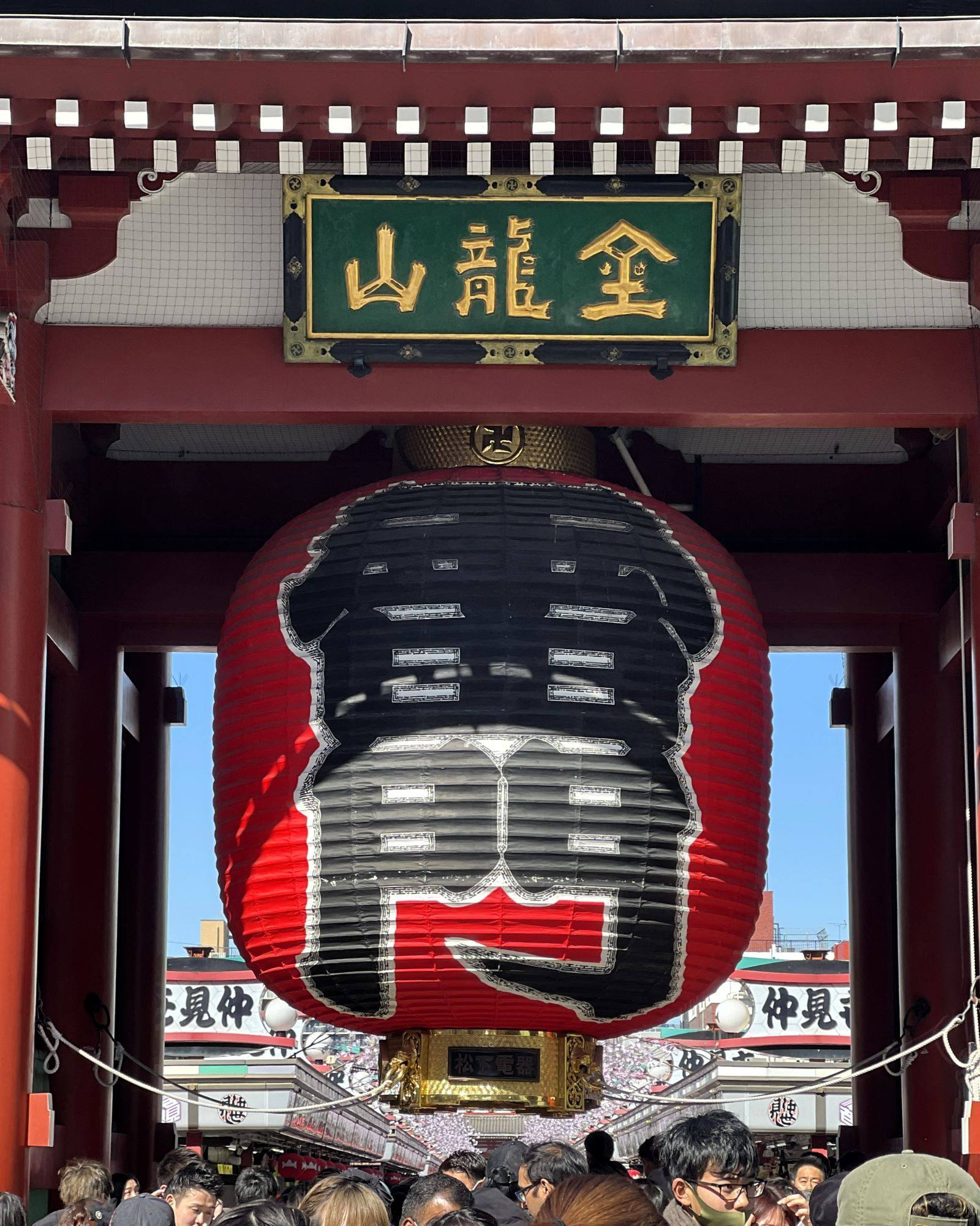 東京淺草淺草寺外門雷門懸掛的巨型紅色紙燈籠。