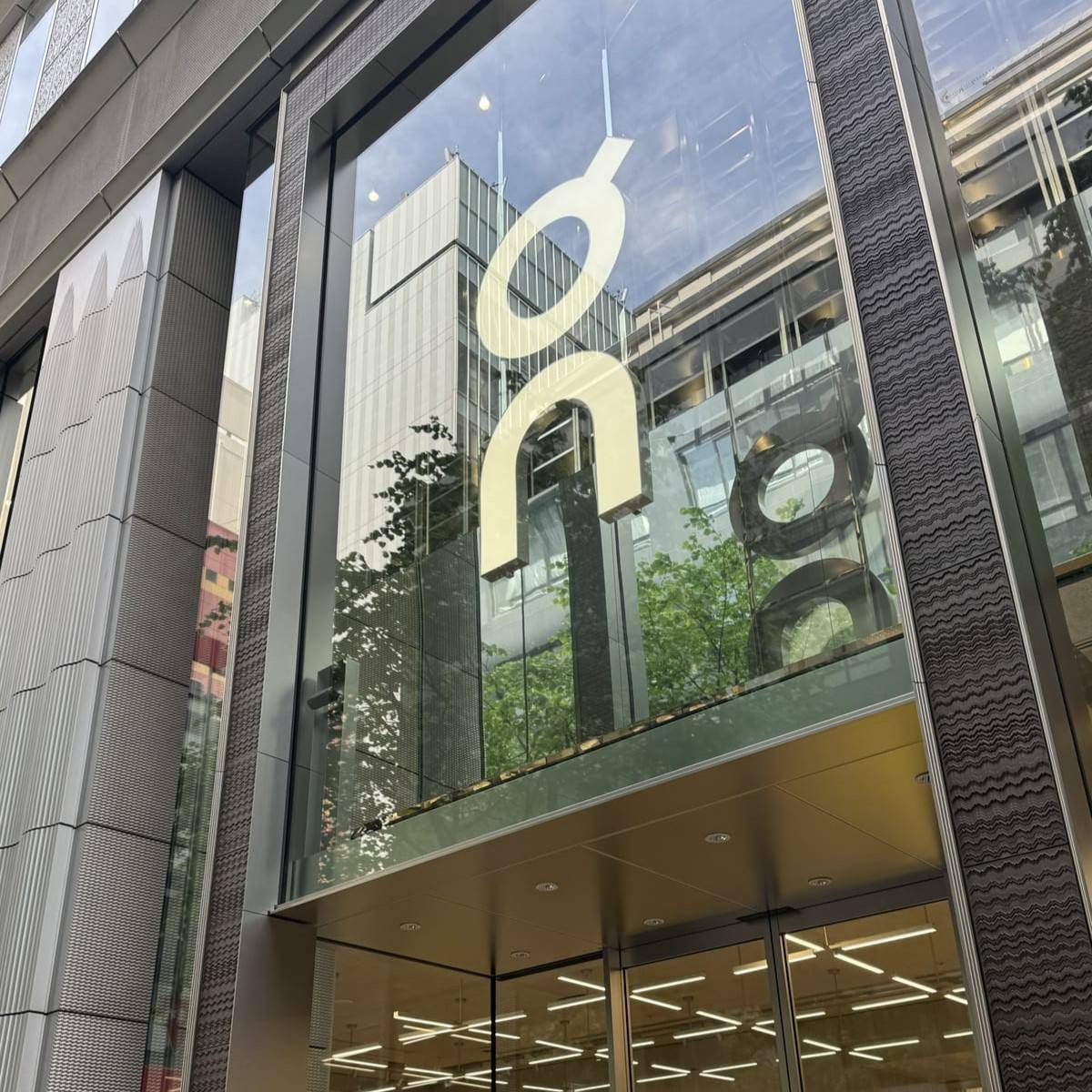 日本東京銀座 On 旗艦跑鞋店的現代外牆及發光標誌。