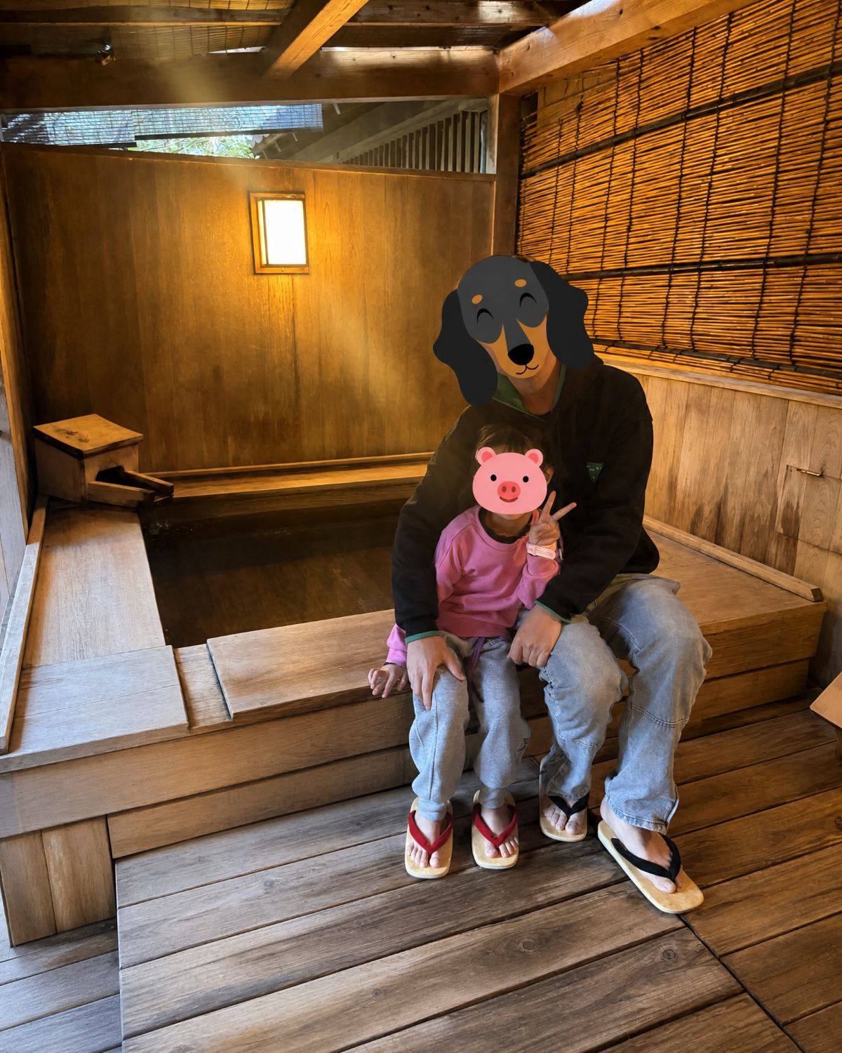 日本由布院田乃倉旅館內,一家人在房內私人溫泉旁休息。
