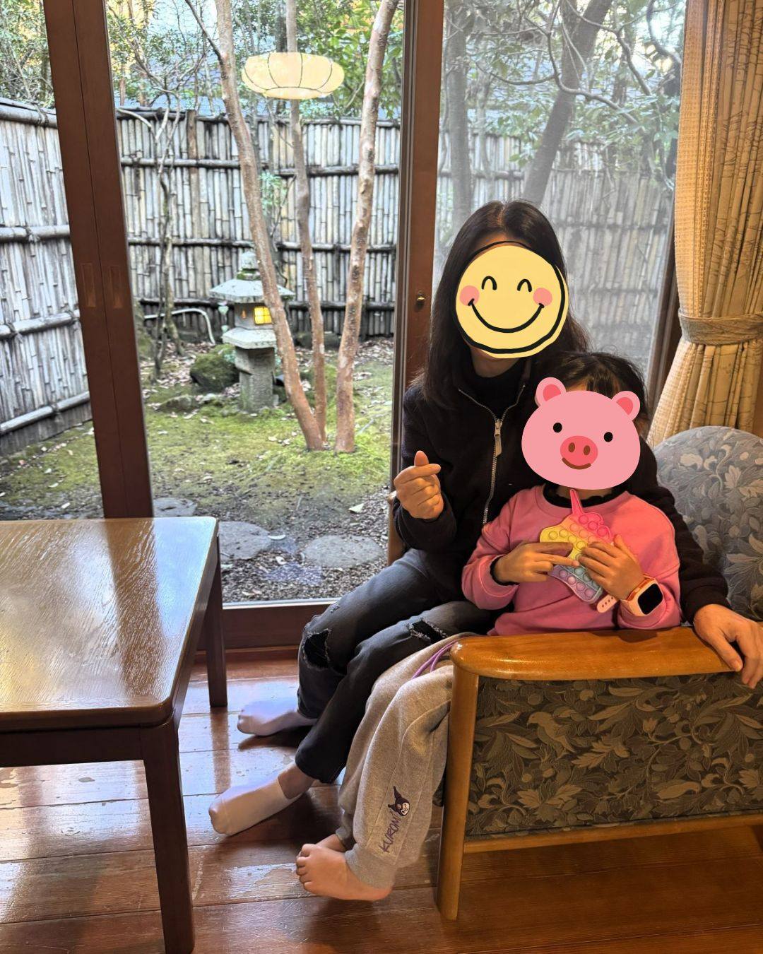 日本由布院田乃倉旅館內,一家人在可眺望私人日式庭園的客房中休息。