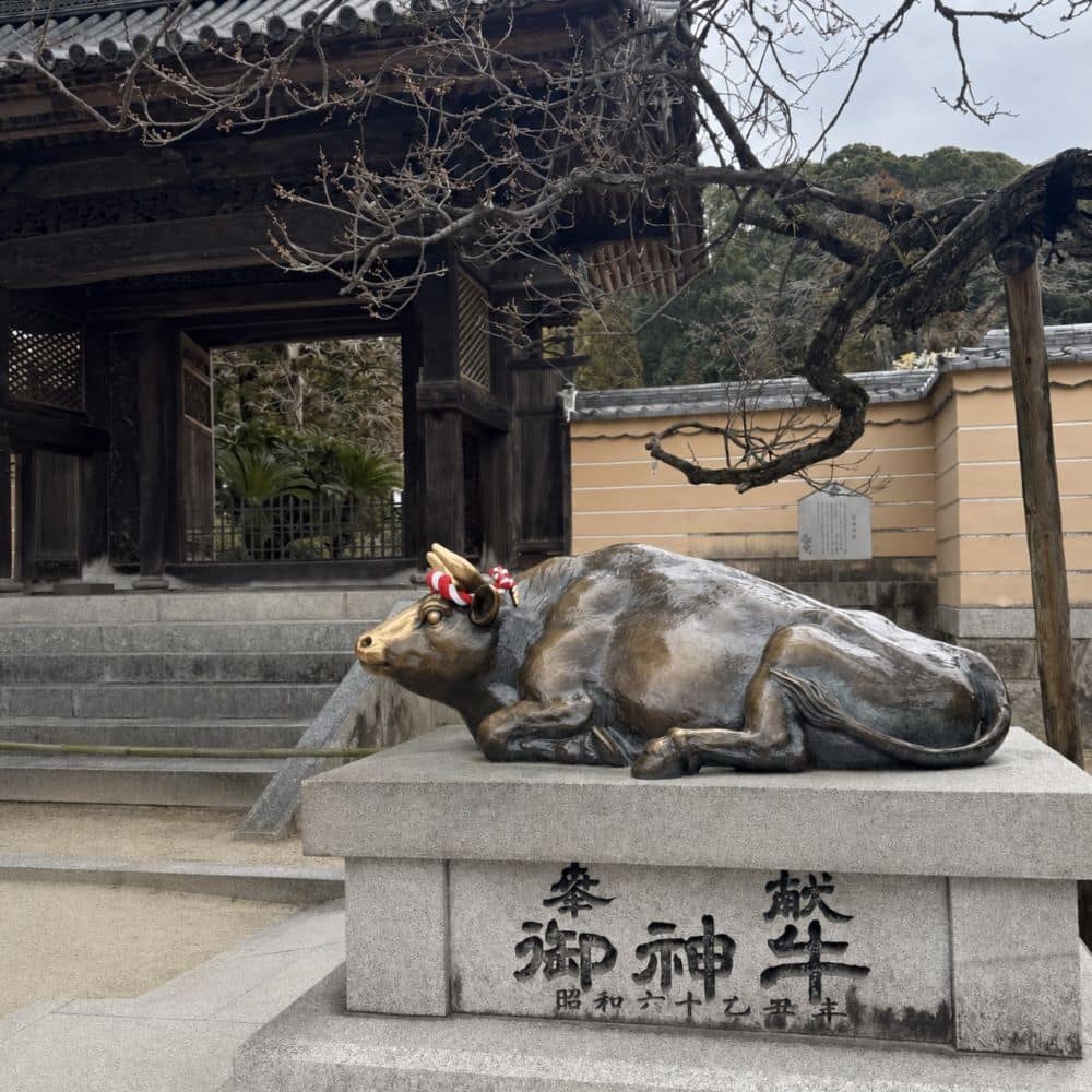 傳統日本神社外石台上的銅製神牛像。