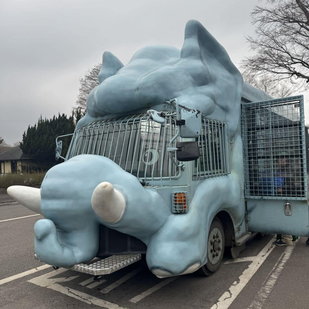 野生動物園內一輛大象造型的觀賞巴士,車窗裝有防護欄。