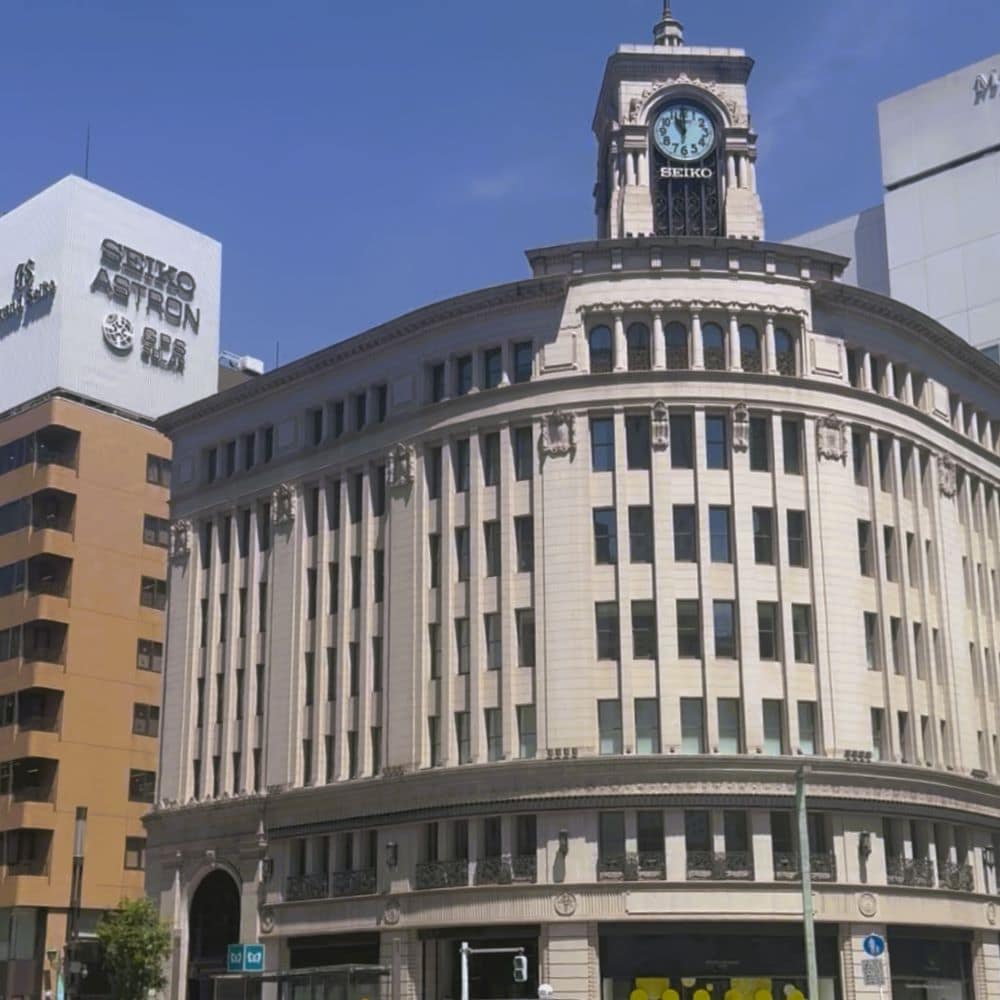日本東京銀座主要十字路口上，SEIKO HOUSE GINZA 的歷史鐘樓及石材外牆。